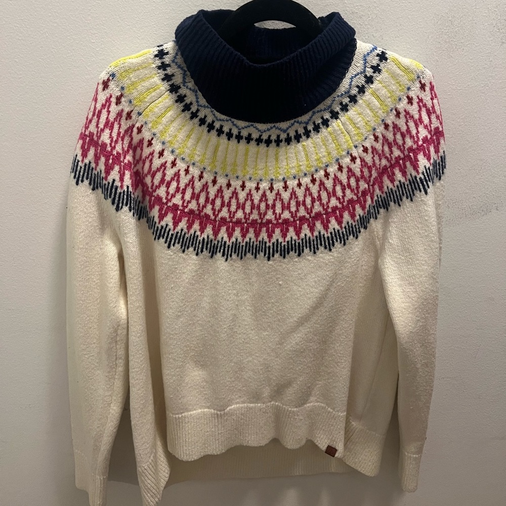 Cozy and soft aprés ski mock neck with a cute pattern from Alpine Design